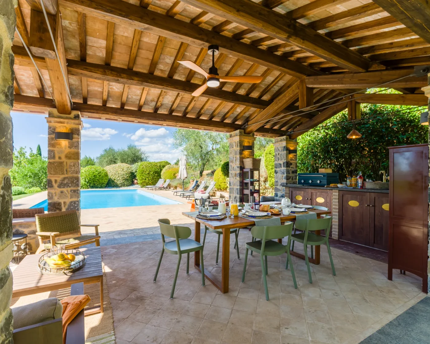The outdoor kitchen The pergola's outdoor kitchen, with a grill, fridge and wine fridge